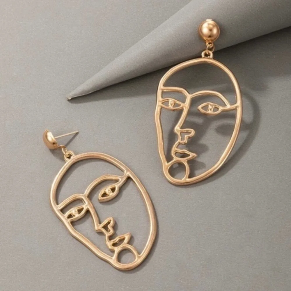 3/$30 💛 Abstract Face Earrings